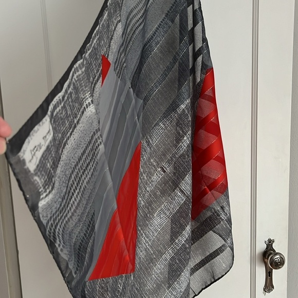 Vintage sheer Scarf signed Yvette Montagne Paris. Grey Silver Red Geometric - Picture 5 of 15